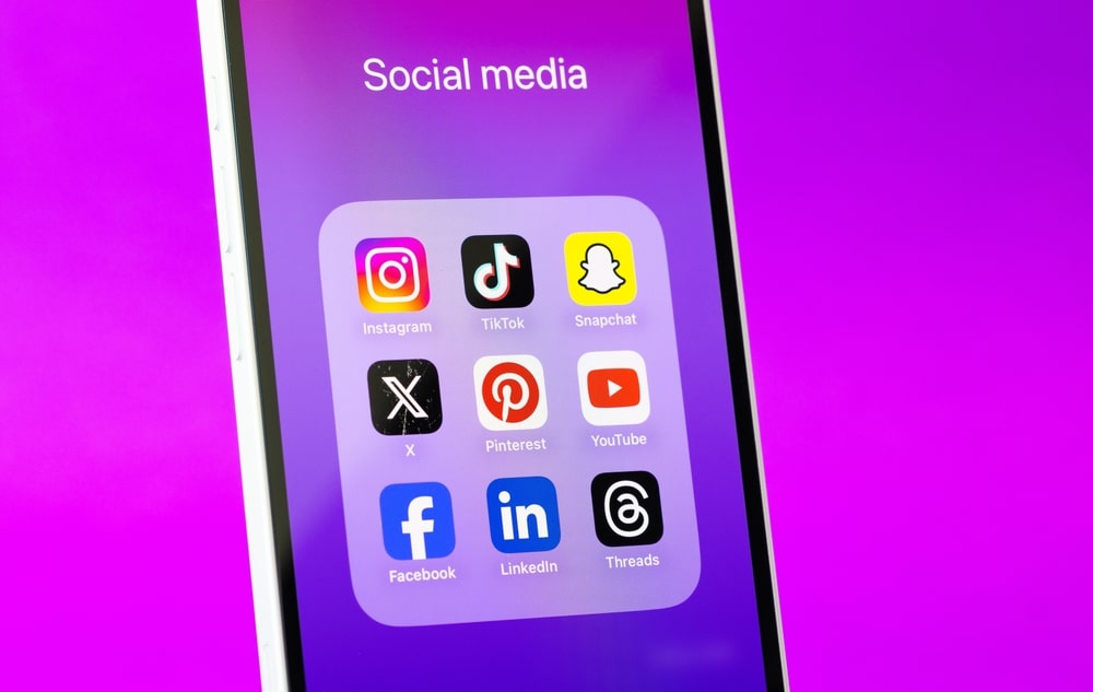 Bildschirm eines Smarphones auf dem diverse Apps zu sehen sind.